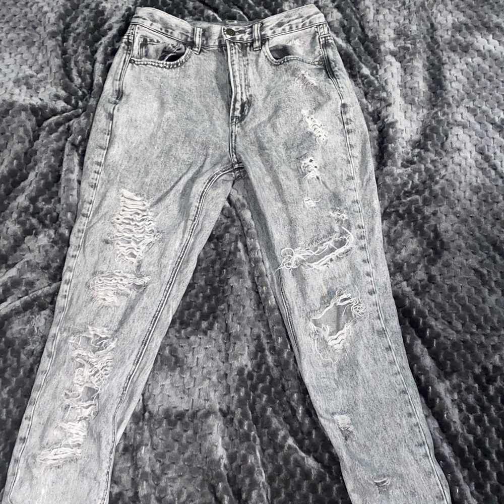 I’m selling this really cute ripped jeans they are from American eagle.